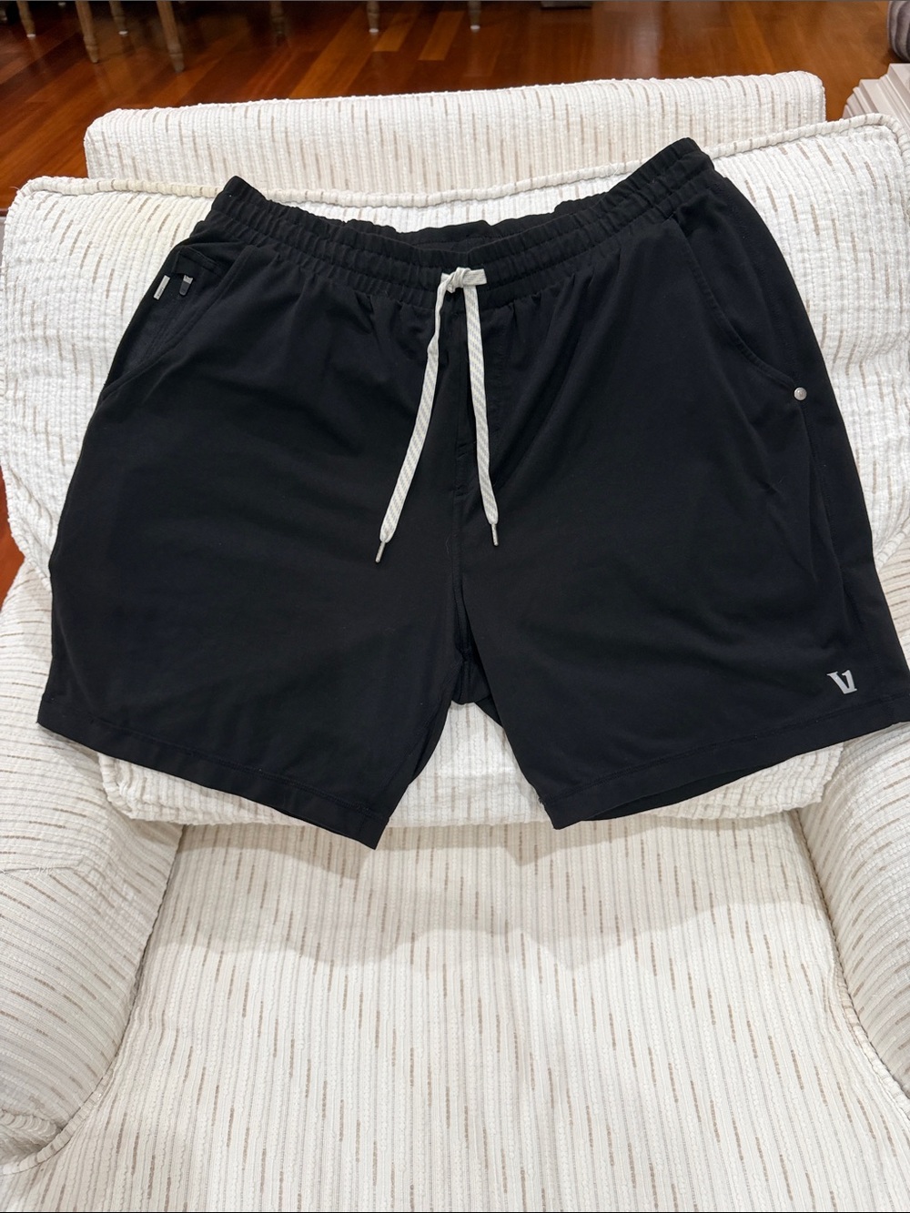 Vuori Men Ponto Performance Shorts XL Black DreamKnit Athleisure Lounge 7"